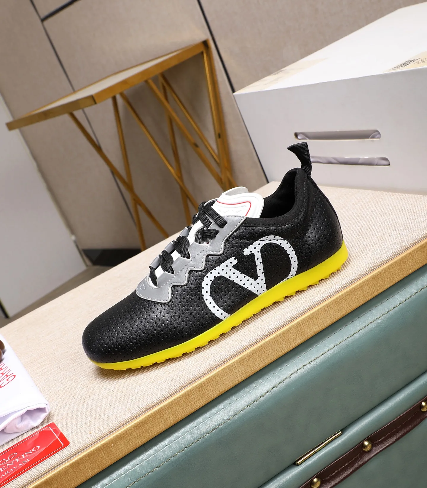Men's Men's Shoes 💰620 VALENTINO 🌹🌹🌹2025 Valentino's latest spring sneakers! The counter 🔥 recommends RUNBOOT, which is lightweight and comfortable. It has a multi-functional design that integrates blue sneakers, running shoes, and fashionable sneakers to create a cool on-foot effect. ♥️♥️Fashionable sneakers that are sought after by many popular celebrities and fashion influencers♥️♥️. 👉All-round original 1:1 high-end production 👉Fabrics: Two options: delicate, soft and comfortable eyelet lambskin and high-end technical fabrics 👍Super soft suede special lining inside 👍Outsole wear-resistant TPU material 👍Full set of original counter packaging